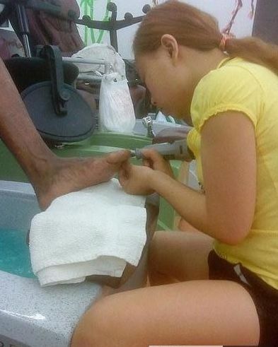 近日，有爆料称凤姐如今在美国的一家洗脚店打工，过着给老外修脚的日子。照片一经流出，网友感叹不已，不过都赞其靠自己双手去生活的做法。