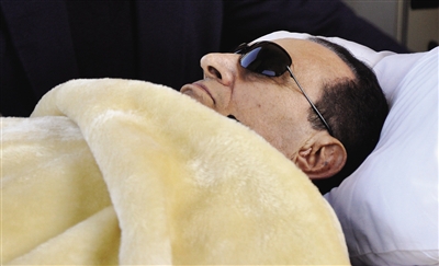 2012年1月29日,埃及开罗,前总统穆巴拉克带病参加庭审。资料图
