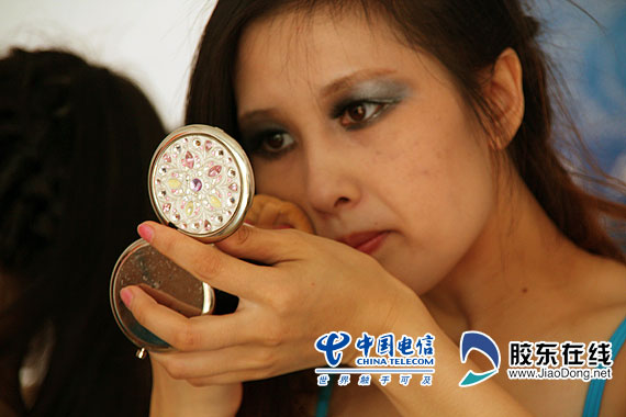 每一次上场前都会认真化妆