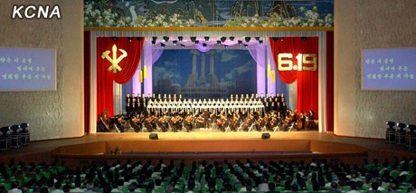 中新网6月20日电 据朝中社报道，19日，朝鲜各地举行演出，以纪念金正日在朝鲜劳动党中央委员会开始工作48周年。