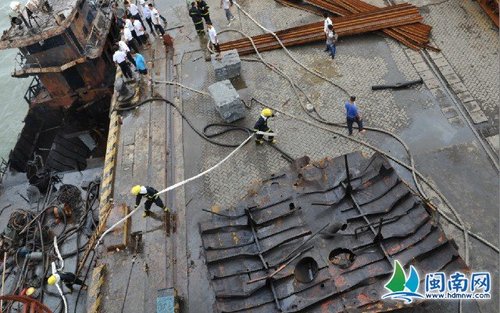 南安石井港区一油轮爆炸燃烧