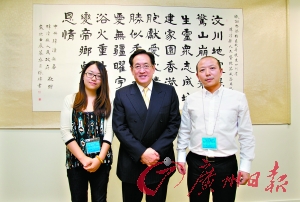 本报记者与周一岳合影。