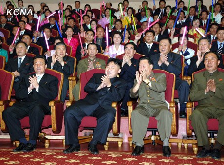 资料图：金正恩在人民剧场观看演出。