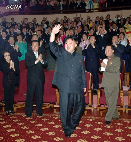 资料图：金正恩在人民剧场观看演出，向观众挥手致意。