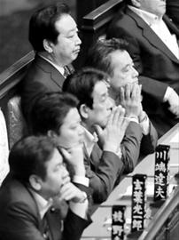 26日，在位于东京的日本国会众议院，日本首相野田佳彦上关注投票进程。 新华社/路透