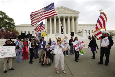 今年3月28日，反对奥巴马医疗改革的民众在联邦最高法院前举行抗议活动。