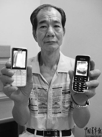 区伯展示他的两部手机，手机中一共保存了约80张公车私用的照片。本报记者 王梦婕摄