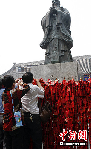 6月6日，几位考生家长在北京国子监孔子像前祈福。高考7日就将开始，不少考生和家长来到国子监祈福。中新社发 张浩 摄