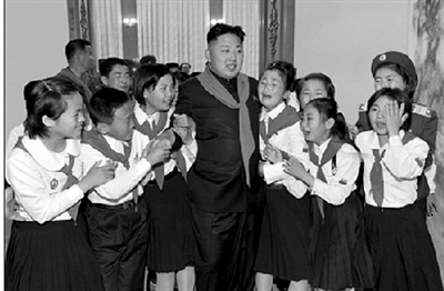 平壤学生听到金正恩的贺词激动流泪，誓言遵循金正恩的教导，为朝鲜未来作出贡献。