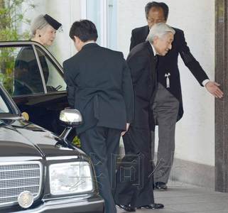 6月7日，日本天皇和皇后6月来到东京元赤坂的亲王邸吊唁去世的三笠宫家长子宽仁亲王。（共同社）