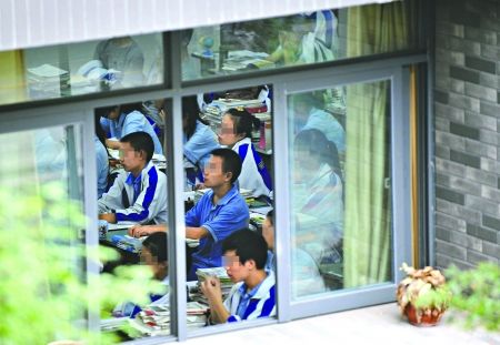 7月9日，石室天府中学的学生正在补课