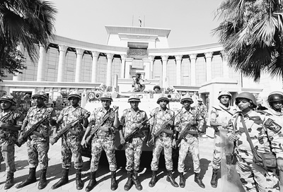 埃及军警守卫在位于首都开罗的最高宪法法院门前。人民图片