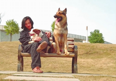 邓锦杰和他的爱犬在一起。（资料图）