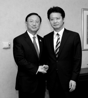 7月11日，中国外交部长杨洁篪（左）在柬埔寨金边与日本外相玄叶光一郎举行会晤 新华社发