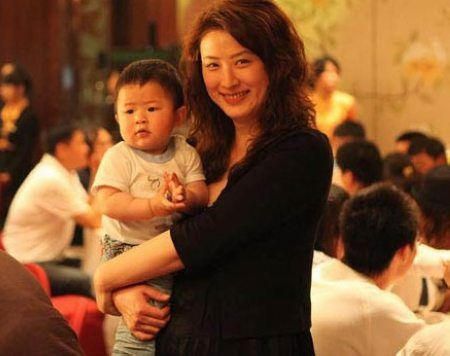 王志文老婆陈坚红怀抱儿子