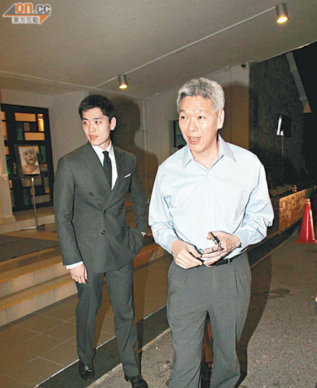 新加坡总理李显龙弟弟李显扬（右）到场致祭。