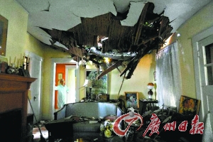 弗尼吉亚州的一处民宅屋顶被倒塌的大树砸穿。