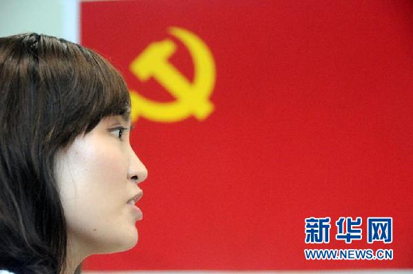 （社会）（1）“最美女教师”张丽莉加入中国共产党