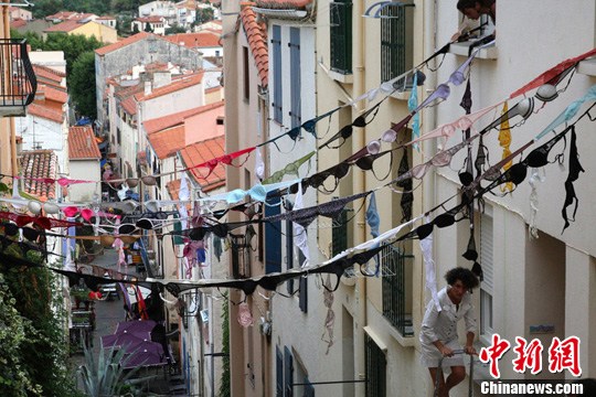 当地时间2012年7月20日，法国巴纽尔斯，悬挂起来的胸罩。东方IC 版权作品 请勿转载