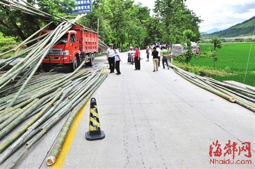 百根毛竹如箭飞出 戳烂对方车头