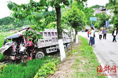 百根毛竹如箭飞出 戳烂对方车头