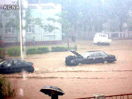 资料图：受7号台风影响，朝鲜江原道遭受突如其来的强降雨和风雨袭击。