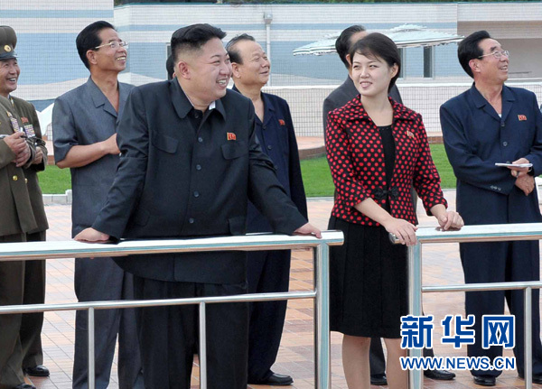 这张朝中社7月25日提供的照片显示，朝鲜最高领导人金正恩元帅7月24日在平壤视察绫罗人民游乐园。