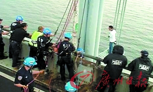 台山裔男子“跳桥秀” 纽约警察广东话规劝