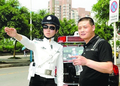 《重庆时报》上余璇的照片，曾被盗用过(“李清芳real”微博中红圈处）。