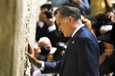 29日，美国共和党总统候选人罗姆尼访问以色列，触摸“哭墙”。