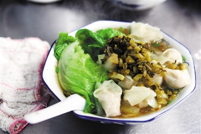 日前在沙县小吃店拍摄的小吃。沙县小吃有蒸饺、馄饨、拌面、盅汤四大件，口味好，产品简单，操作方便。
