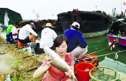 青岛：神秘人花50万放生万条红鱼 上百市民争相垂钓