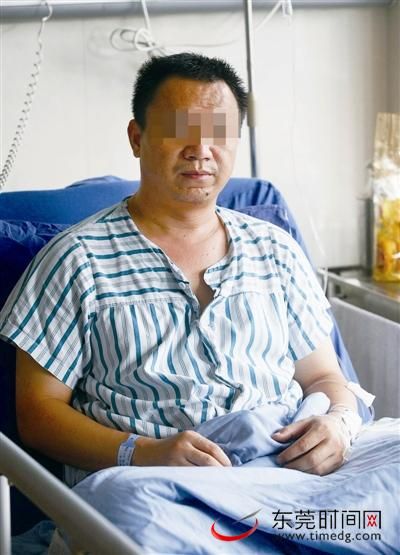 39岁的新疆小伙司和平 抓抢匪被捅四刀 面对路人的冷眼旁观，和被抢女子缄口言“谢”，让躺在病床上养伤的他时常唏嘘不已 东莞时报 记者 陈栋摄