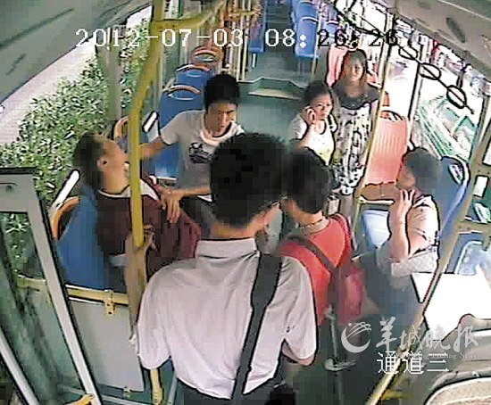 吴志宏表情痛苦，几名乘客主动留下照顾他