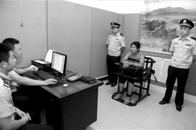 ?警方突审嫌犯杜胜先。