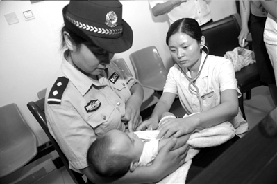 医护人员正在为琪琪检查身体。
