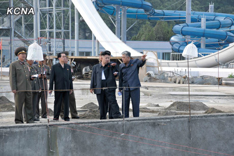 资料图：金正恩视察在建研究所。