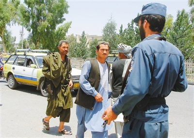7月8日，阿富汗警察在阿南部坎大哈省街头警戒。阿富汗官员8日说，阿南部当天发生多起恐怖袭击事件，造成41人死亡，9人受伤。 新华社发