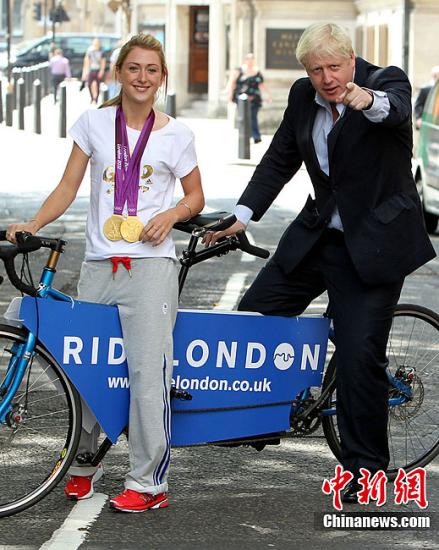 8月11日，场地自行车奥运冠军英国选手特洛特与伦敦市长骑双人自行车。Osport全体育图片社