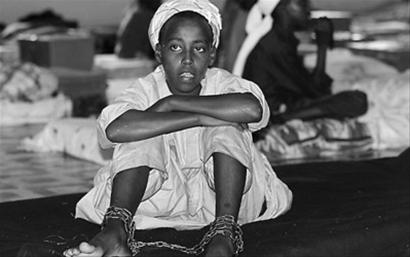 基地组织在索马里地区对儿童实施绑架，给他们洗脑后，将他们培养成未来的针对西方的自杀式炸弹袭击者。