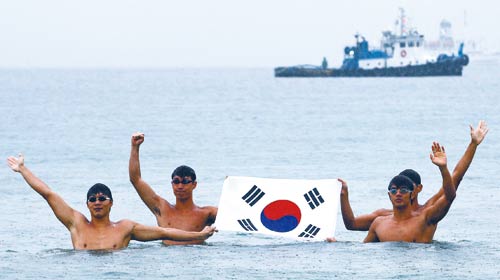 一支韩国游泳队13日开始以接力游泳的方式向独岛进发，并计划于15日韩国“光复节”当天登岛。