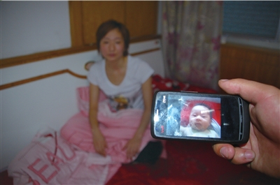 男婴在王美丽坐着的床上被抢走。