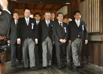 8月15日，日本国土交通相羽田雄一郎（右端）与跨党派议员团体“大家一起参拜靖国神社国会议员会”的成员参拜靖国神社。(共同社)