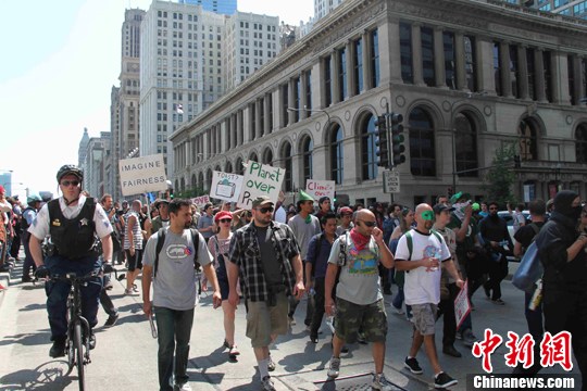 当地时间5月18日，大批反对北约峰会的示威者聚集在美国总统奥巴马设在芝加哥的竞选总部外抗议。中新社发