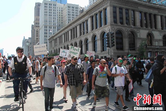 当地时间5月18日,大批反对北约峰会的示威者聚集在美国总统奥巴马设在芝加哥的竞选总部外抗议。中新社发