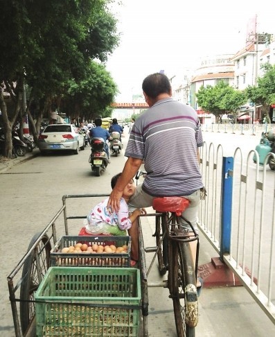 罗源街头感人一幕：孩子依偎父亲背影