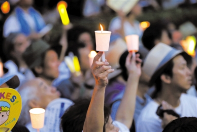 当地时间7月29日，日本东京，民众举行反核游行，并手持蜡烛包围国会。