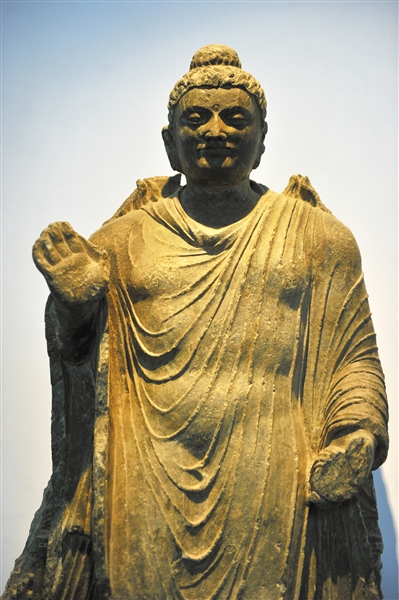 归还的843件文物中的一尊佛像。