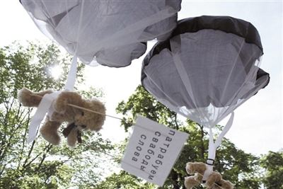 7月4日，白俄罗斯首都明斯克，800只绑着黑色降落伞的泰迪熊从天而降，携带有关“言论自由”的传单。投下泰迪熊的是一架瑞典飞机，驾驶员是瑞典公关公司雇员。