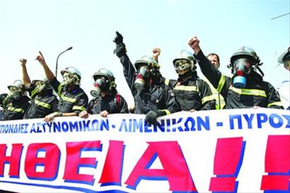 希腊消防员8日参加在第二大城市塞萨洛尼基举行的示威活动